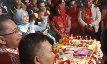 Ketua Tim Penggerak PKK Kalteng, Ivo Sugianto Sabran baju biru muda mendapatkan kejutan kue ulang tahun, Rabu, 26 Juli 2023.