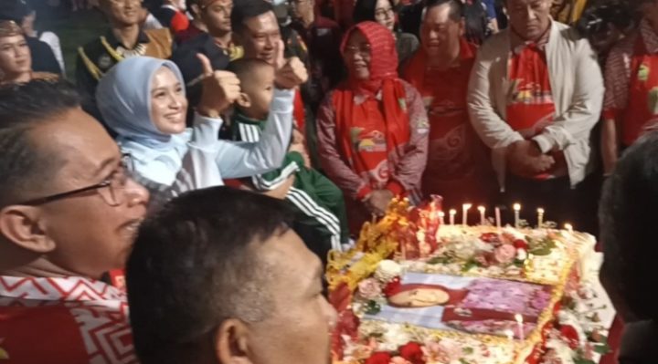 Ketua Tim Penggerak PKK Kalteng, Ivo Sugianto Sabran baju biru muda mendapatkan kejutan kue ulang tahun, Rabu, 26 Juli 2023.