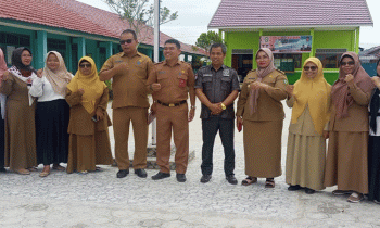 Komisi III DPRD Kabupaten Kotawaringin Timur Dihol Parningotan Lumban Gaol bersama Pemkab Kotim saat meninjau SDN 4 Sawahan.