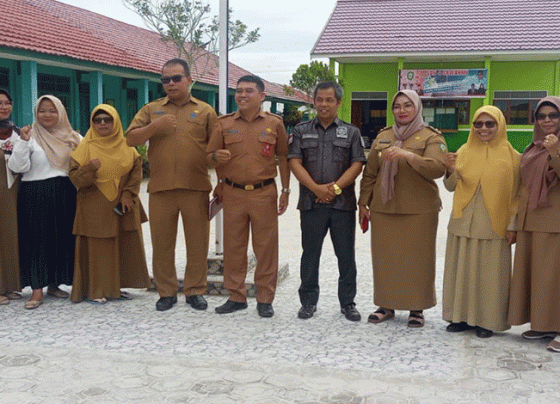 Komisi III DPRD Kabupaten Kotawaringin Timur Dihol Parningotan Lumban Gaol bersama Pemkab Kotim saat meninjau SDN 4 Sawahan.