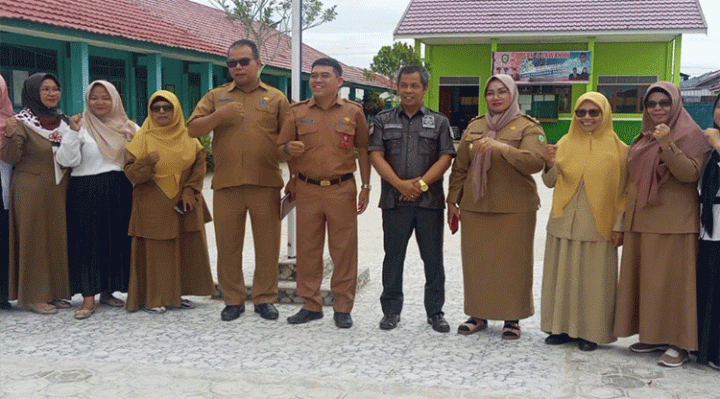 Komisi III DPRD Kabupaten Kotawaringin Timur Dihol Parningotan Lumban Gaol bersama Pemkab Kotim saat meninjau SDN 4 Sawahan.