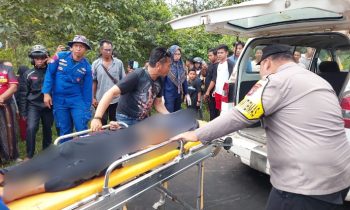 Korban bunuh diri di Bagendang Hulu, Rahman, saat dievakuasi petugas dan warga, Rabu, 19 Juli 2023.