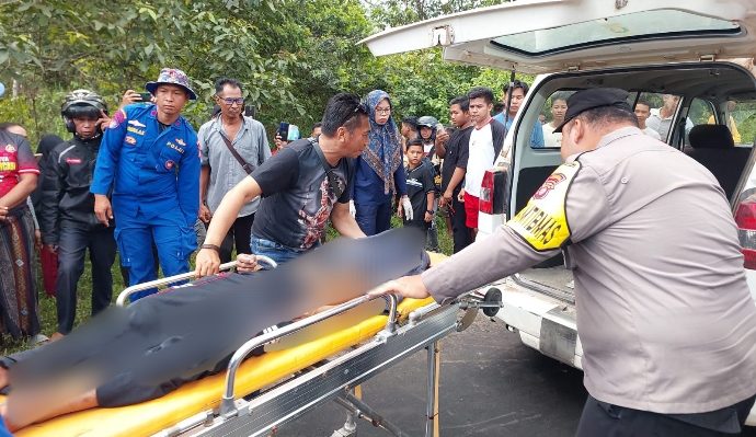 Korban bunuh diri di Bagendang Hulu, Rahman, saat dievakuasi petugas dan warga, Rabu, 19 Juli 2023.