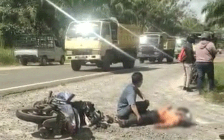 Dua Pengendara Motor Terkapar Kecelakaan di Jalan Sudirman Km 9 Sampit