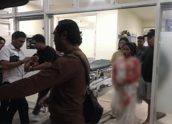 M Saat berada di RSUD dr Murjani Sampit bersama dengan petugas kepolisian.