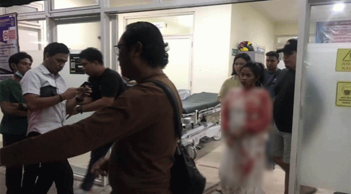 M Saat berada di RSUD dr Murjani Sampit bersama dengan petugas kepolisian.