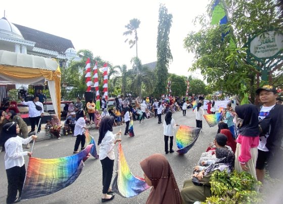 Masyarakat memadati ruas Jalan Achmad Yani Sampit yang dilalui peserta Pawai Taaruf Tahun Baru 1445 Hijriah, Selasa, 18 Juli 2023.