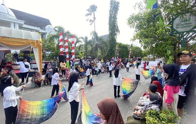 Masyarakat memadati ruas Jalan Achmad Yani Sampit yang dilalui peserta Pawai Taaruf Tahun Baru 1445 Hijriah, Selasa, 18 Juli 2023.