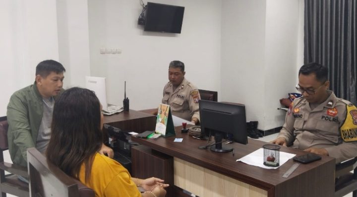 PS istri dari FR seorang konten kreator FR saat melaporkan kekerasan yang dialaminya kepada Polsek Baamang terkait KDRT, Rabu, 26 Juli 2023.