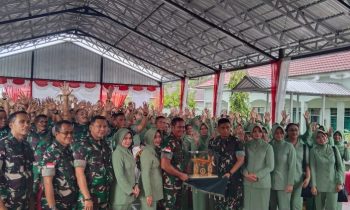 Pangdam XIITpr, Mayjen TNI Iwan Setiawan saat berfoto bersama Danrem 102Pjg dan Dandim berserta prajurit dan Persit Kodim 1015 Sampit.