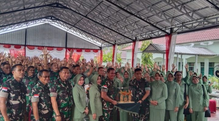 Pangdam XIITpr, Mayjen TNI Iwan Setiawan saat berfoto bersama Danrem 102Pjg dan Dandim berserta prajurit dan Persit Kodim 1015 Sampit.