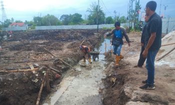 Para pekerja masih bekerja membangun Tugu Simpang Mahir Mahar meskipun kontrak sudah habis.
