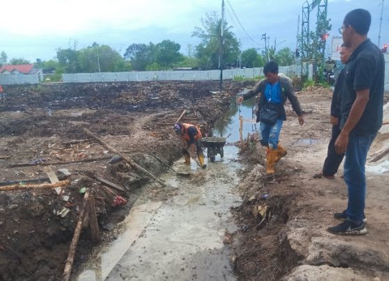 Para pekerja masih bekerja membangun Tugu Simpang Mahir Mahar meskipun kontrak sudah habis.