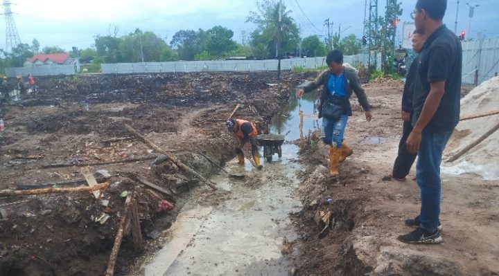 Para pekerja masih bekerja membangun Tugu Simpang Mahir Mahar meskipun kontrak sudah habis.
