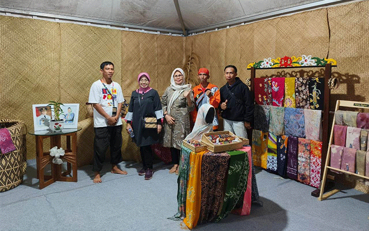 IKM Pamerkan Produk di Stand Disperdagin Kalteng Bazar Porprov di Citimall Sampit