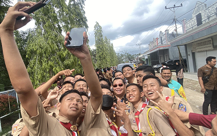 Pelajar Sambut Halikinnor saat Cek Pembangunan Jalan