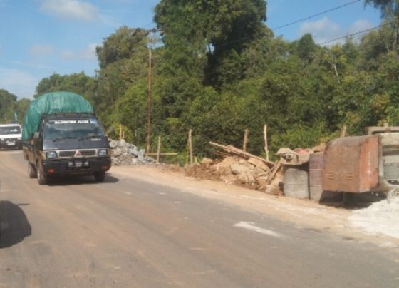 Pembangunan siring di Jalan Trans Kalimantan antara Kasongan dan Kereng Pangi.