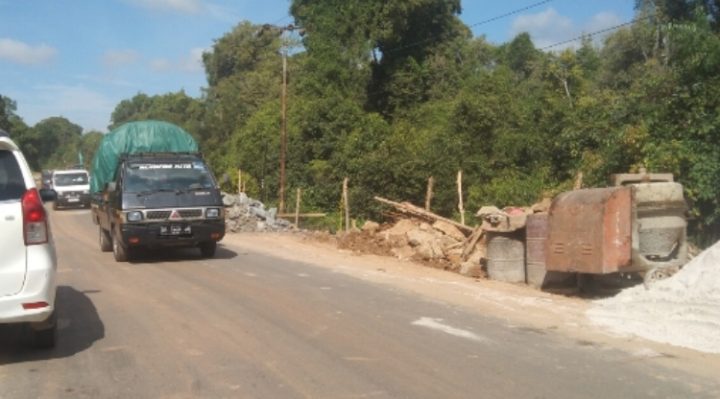 Pembangunan siring di Jalan Trans Kalimantan antara Kasongan dan Kereng Pangi.