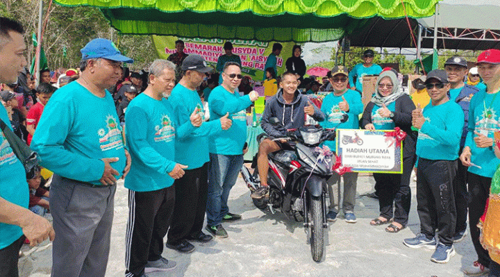 Pemenang undian Pahruji naik motor, saat foto bersama Wakil Bupati Murung Raya Rejikinoor dan pejabat lainnya, di lokasi pembangunan Masjid Muhammadiyah Samirhan Hamzah, Minggu, 21 Mei 2023.