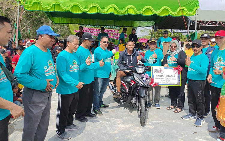 Wabup Murung Raya Serahkan Sepeda Motor Pemenang Doorprize Jalan Sehat