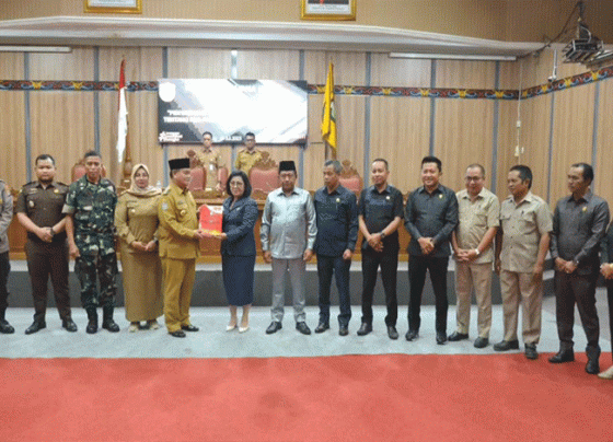 Pemkab Kotim menyerahkan sebuah dokumen kepada DPRD Kotim, Senin, 10 Juli 2023.