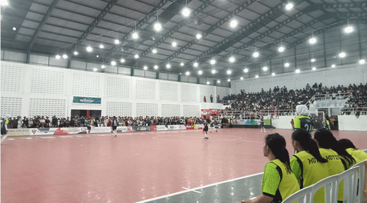 Penonton yang memadati GOR Indoor Komplek Olahraga Stadion 29 Nopember Sampit, Kotawaringin Timur.