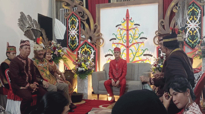 Pernikahan adat Daud Yudha Dharma Binti bersama pasangan, Ekawia.