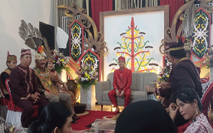 Ketika Anak Ketua Gerdayak Kalteng Langsungkan Pernikahan Adat