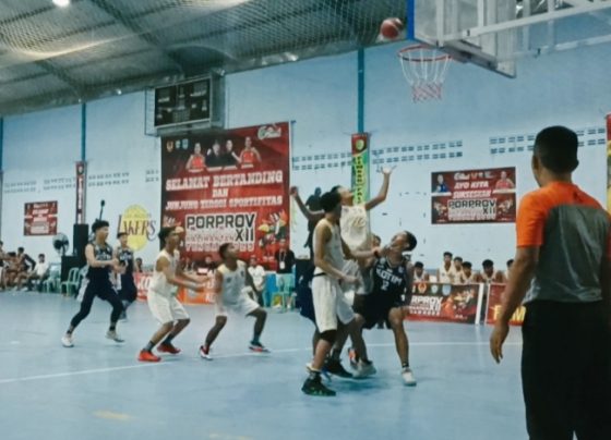 Pertandingan tim basket Kotim dengan tim basket Kobar di laga pamungkas grup B, Minggu, 30 Juli 2023.