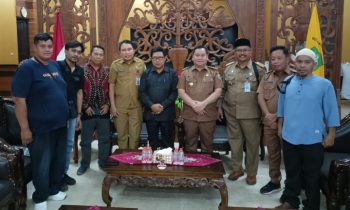 Pertemuan Wakil Ketua DPRD Kotim, Hairis Salamad tengah pakaian hitam dengan Bupati Kotim, Halikinnor, Senin, 31 Juli 2023.
