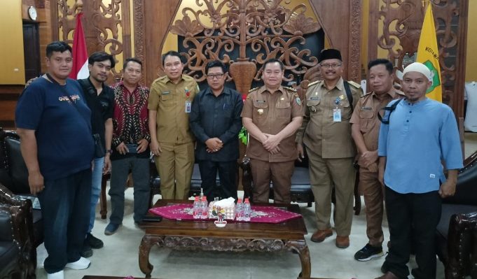 Pertemuan Wakil Ketua DPRD Kotim, Hairis Salamad tengah pakaian hitam dengan Bupati Kotim, Halikinnor, Senin, 31 Juli 2023.