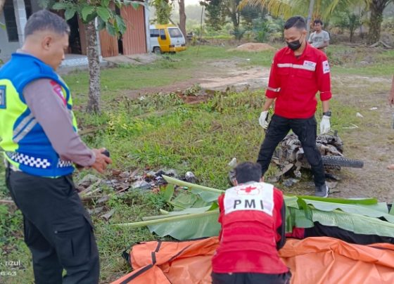 Petugas PMI Kotim saat mengevakuasi korban kecelakaan di Jalan Jenderal Sudirman Kilometer 35, Kotim, Selasa, 11 Juli 2023.