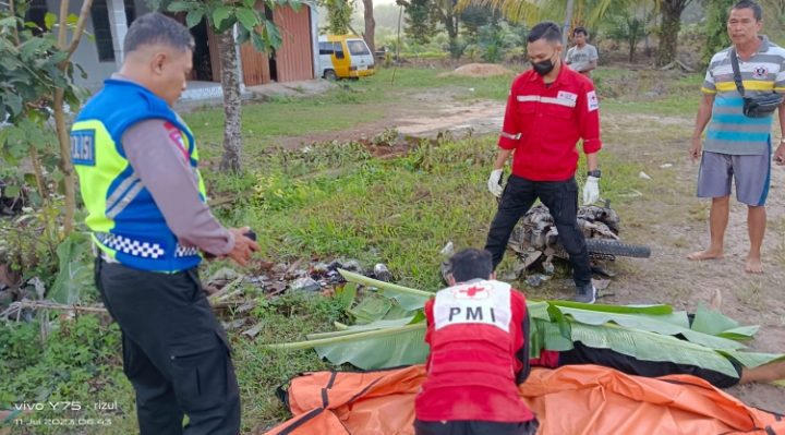 Petugas PMI Kotim saat mengevakuasi korban kecelakaan di Jalan Jenderal Sudirman Kilometer 35, Kotim, Selasa, 11 Juli 2023.