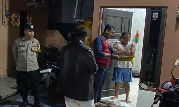 Petugas Polsek Baamang saat merazia sejumlah pengibapan dan tempat hiburan malam di Kecamalatan Baamamg, Sabtu malam, 15 Juli 2023.
