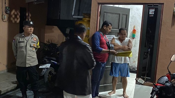 Petugas Polsek Baamang saat merazia sejumlah pengibapan dan tempat hiburan malam di Kecamalatan Baamamg, Sabtu malam, 15 Juli 2023.