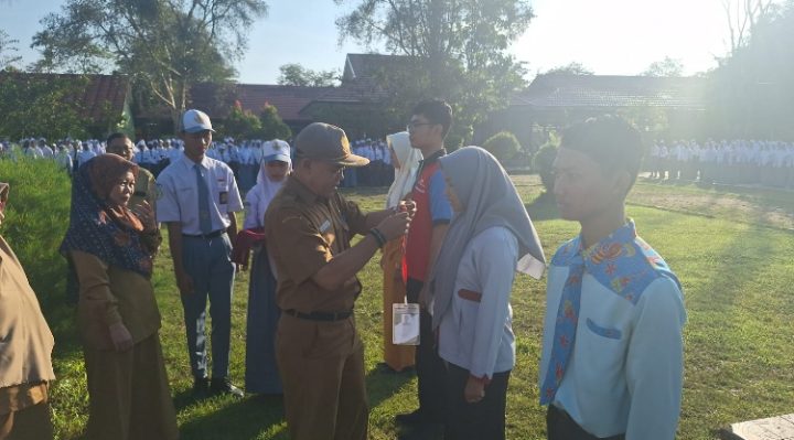 Plt Kadisdik Kotim, M. Irfansyah melepas siswa SMKN 1 Sampit PKL di 60 DUDI dan instansi secara simbolis, Senin, 24 Juli 2023.