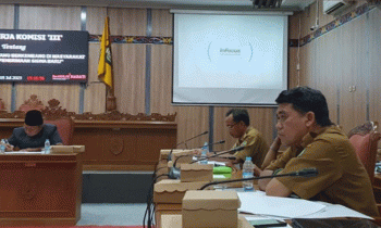 Plt Kadisdik Kotim Muhammad Irfansyah saat rapat dengar pendapat di Komisi III DPRD Kotim.