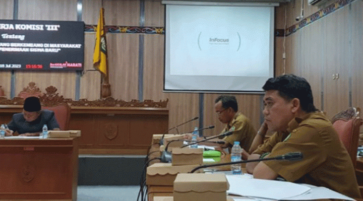 Plt Kadisdik Kotim Muhammad Irfansyah saat rapat dengar pendapat di Komisi III DPRD Kotim.