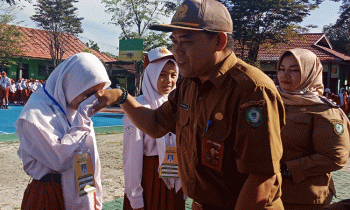 Plt Kepala Disdik Kotim M Irfansyah bersama Wabup Irawati menyematkan tanda peserta MPLS di salah satu sekolah.