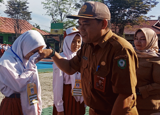 Plt Kepala Disdik Kotim M Irfansyah bersama Wabup Irawati menyematkan tanda peserta MPLS di salah satu sekolah.