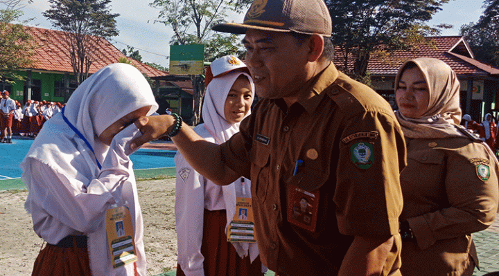 Plt Kepala Disdik Kotim M Irfansyah bersama Wabup Irawati menyematkan tanda peserta MPLS di salah satu sekolah.