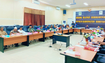 Rapat pembahasan Raperda berlangsung di Ruang Rapat Serbaguna Kuala Pembuang, Kamis, 27 Juli 2023.