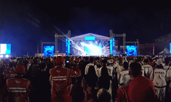 Ribuan masyarakat antusias menyaksikan Band Repvblik di lapangan sepakbola Stadion 29 Nopember, Rabu malam, 26 Juli 2023.