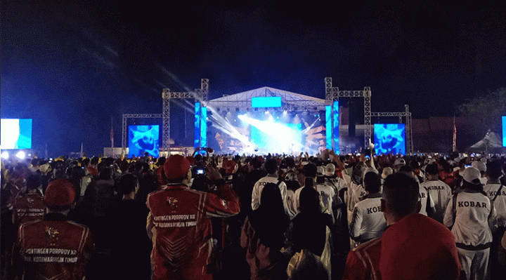 Ribuan masyarakat antusias menyaksikan Band Repvblik di lapangan sepakbola Stadion 29 Nopember, Rabu malam, 26 Juli 2023.