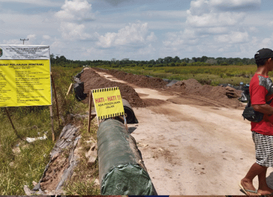 Ruas jalan menuju Desa Talingke saat ini tengah dilakukan penimbunan oleh pihak kontraktor dari dana APBD kabupaten.