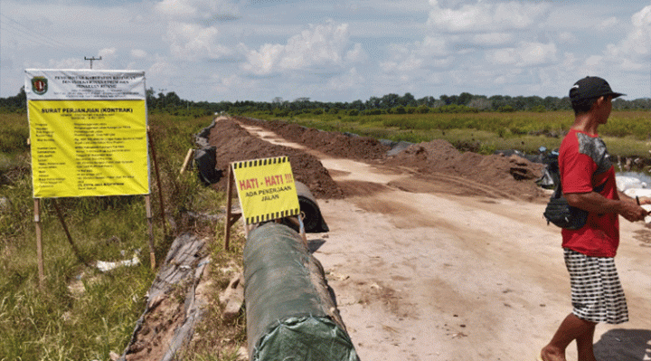 Ruas jalan menuju Desa Talingke saat ini tengah dilakukan penimbunan oleh pihak kontraktor dari dana APBD kabupaten.