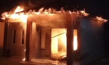 Rumah warga di jalan Wengga Metropolitan yang sedang terbakar, Senib malam, 3 Juli 2023.