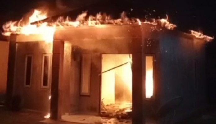 Rumah warga di jalan Wengga Metropolitan yang sedang terbakar, Senib malam, 3 Juli 2023.