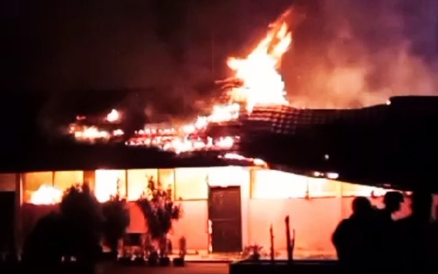 SDN 9 Langkai, Kota Palangka Raya terbakar pada Senin malam, 24 Juli 2023.