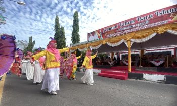 Salah satu kelompok peserta saa tPawai Taaruf Tahun Baru Islam memperagakan gerakan payung di hadapan seluruh masyarakat Kotim, Selasa, 18 Juli 2023.